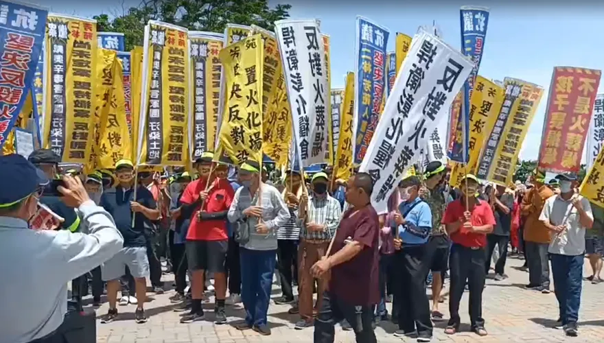 影/彰化二林蓋火葬場500民舉旗怒吼！　1人衝入管制區摔傷