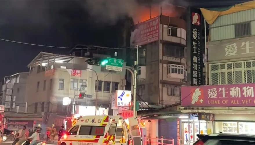 新北三重住宅火警　公寓頂樓竄火舌