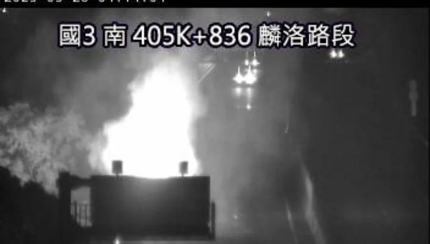 影/國3南向麟洛段「車陷火海」！狂燃炎球驚悚直擊