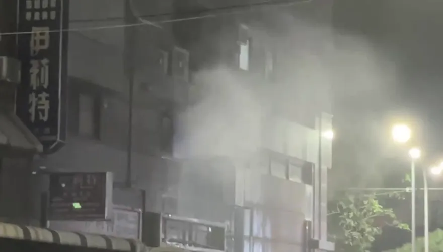 影/台中民宅大火！樓上燒到樓下「窗戶爆裂」