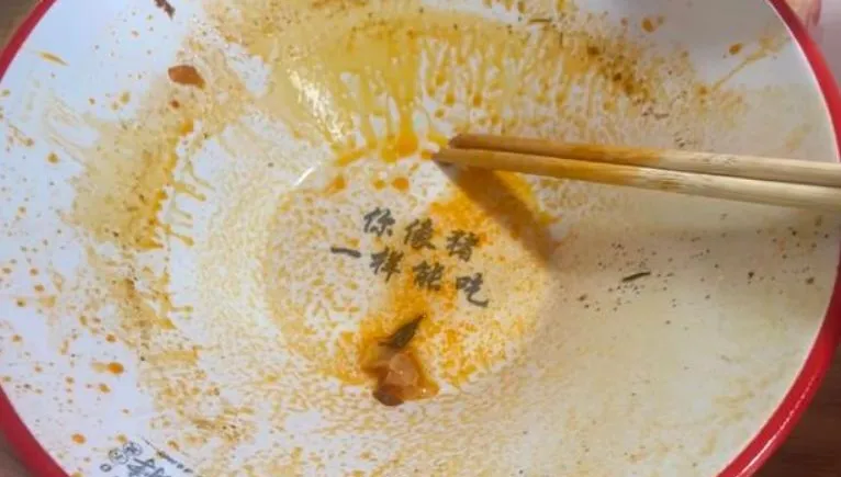 幽默？陸女吃麻辣燙　碗底赫見「你像豬一樣能吃」超傻眼