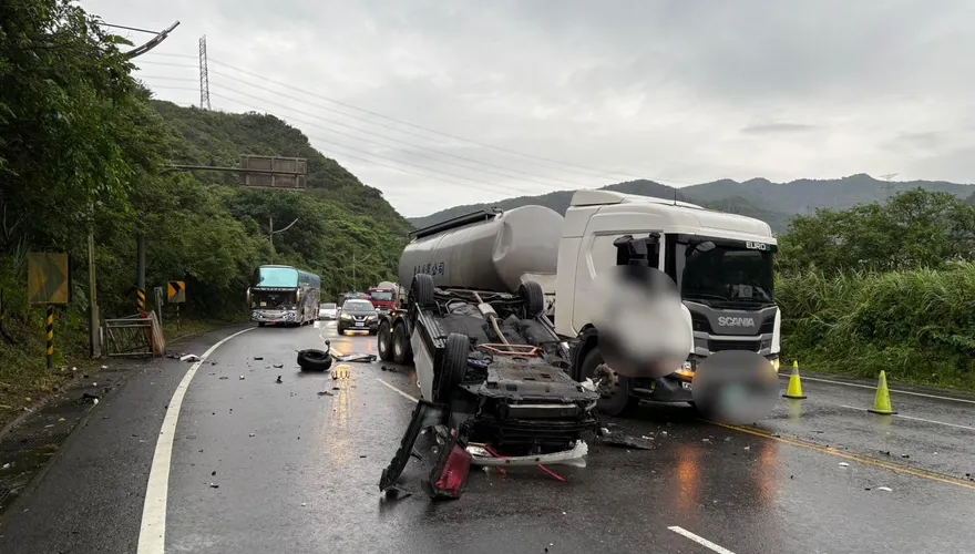 影/台2線小車撞大車翻覆！肇事駕駛酒測值「0.34」