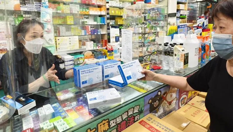 快篩試劑買到了嗎？台大醫估「至少2週後」才能輕鬆買到