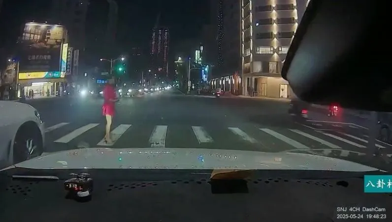 影/高雄紅衣女過馬路硬闖紅燈「嚇壞駕駛」　還揮手致意