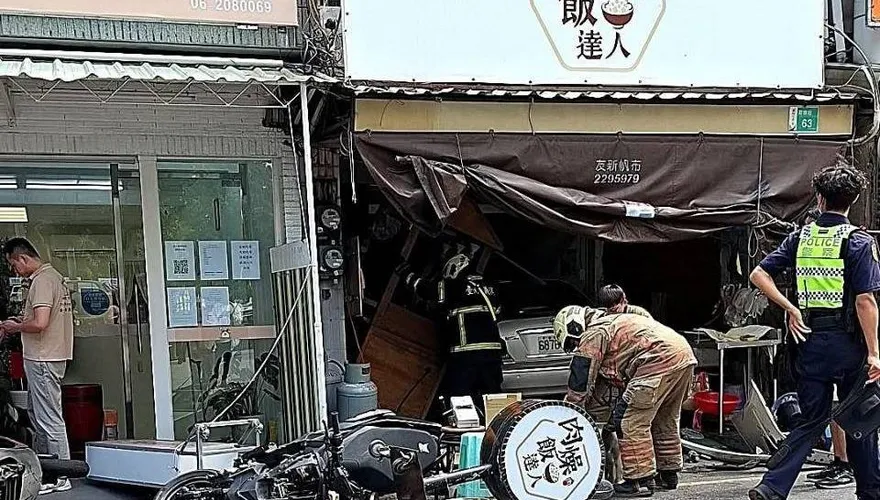 影/噩夢持續！台南「車輛暴衝撞進店家」驚悚直擊