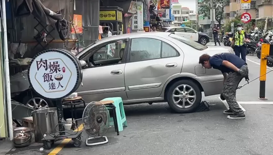 影/台南27歲正妹開車暴衝！　撞騎士後直直撞進店家