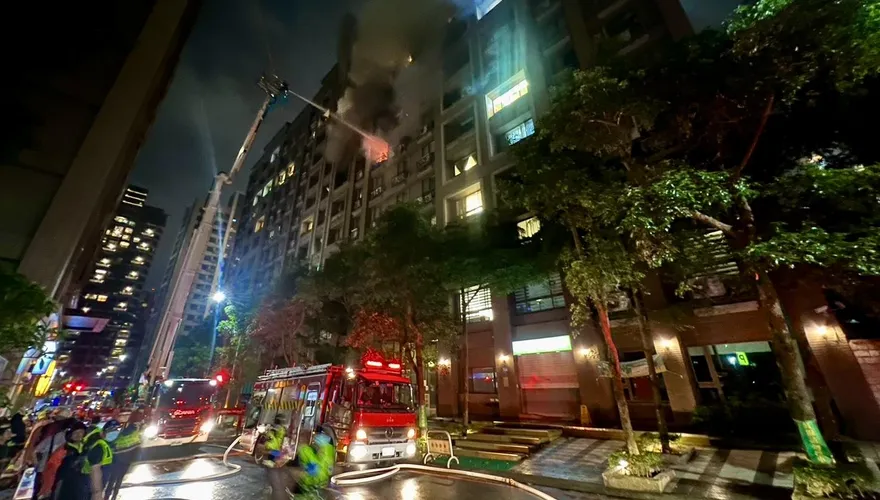 影/林口住宅大樓火警7F竄火煙　警消灌救幸無人傷