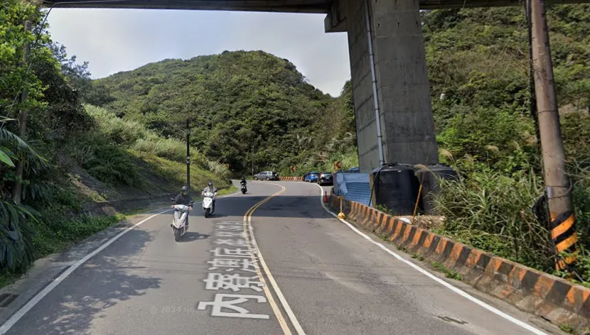 基隆外木山驚魂！四輪機車過彎失控　身障騎士慘摔邊坡