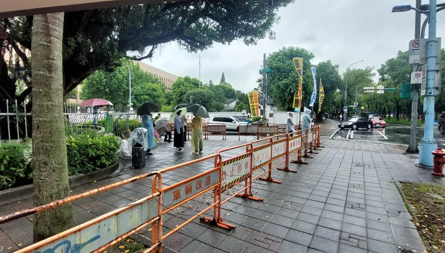 小草冒雨集結！柯文哲遭延押後出庭　京華城案對質認罪邵琇珮