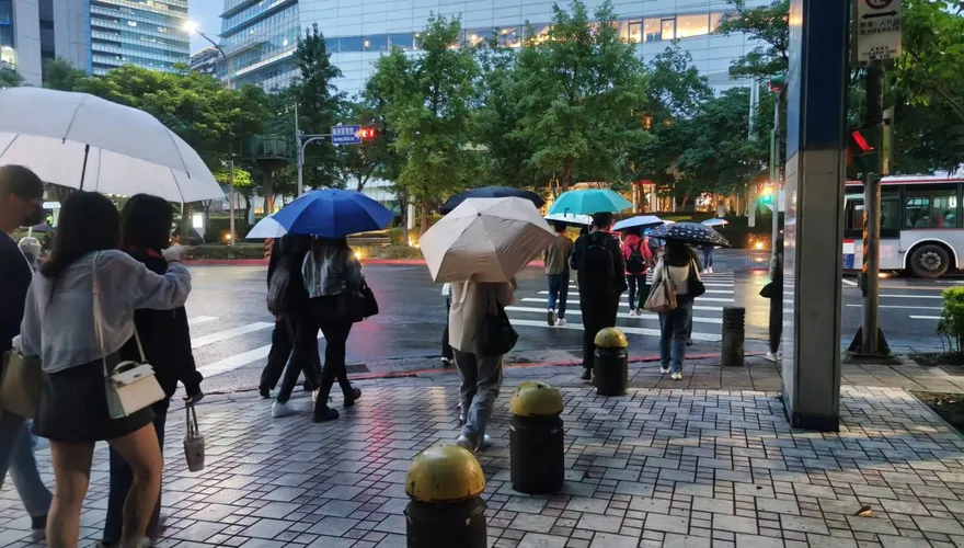 東北季風持續影響！4縣市大雨特報　一路下到晚上