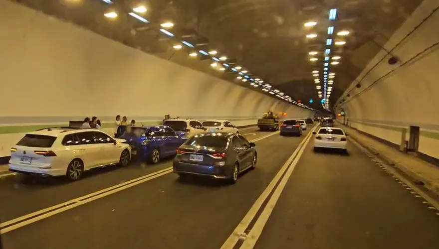 影/國3中寮隧道4車大追撞！回堵7公里　時速僅24公里