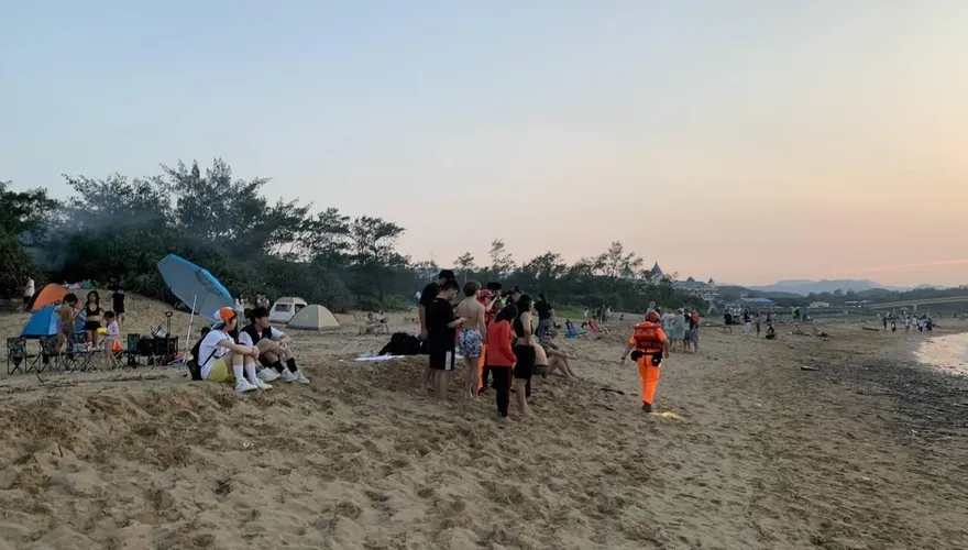 影/貢寮海邊3外國人遭浪沖走　2人獲救1人失蹤