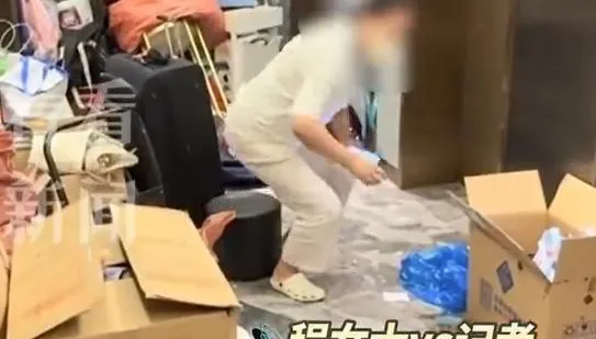 影/嚇！滬獨居老婦1.5億豪宅狂堆垃圾　鼠屍躺地、樓下滲水