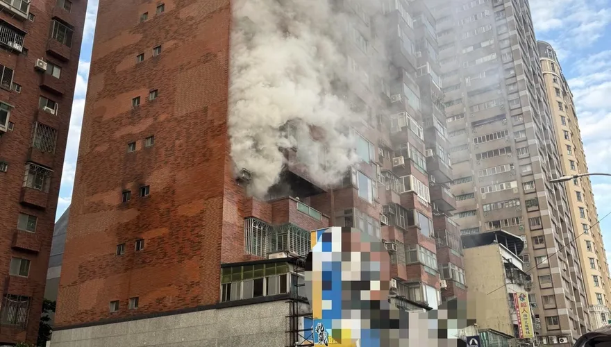 影/板橋住宅大樓火警濃煙狂竄　1女意識不清緊急送醫