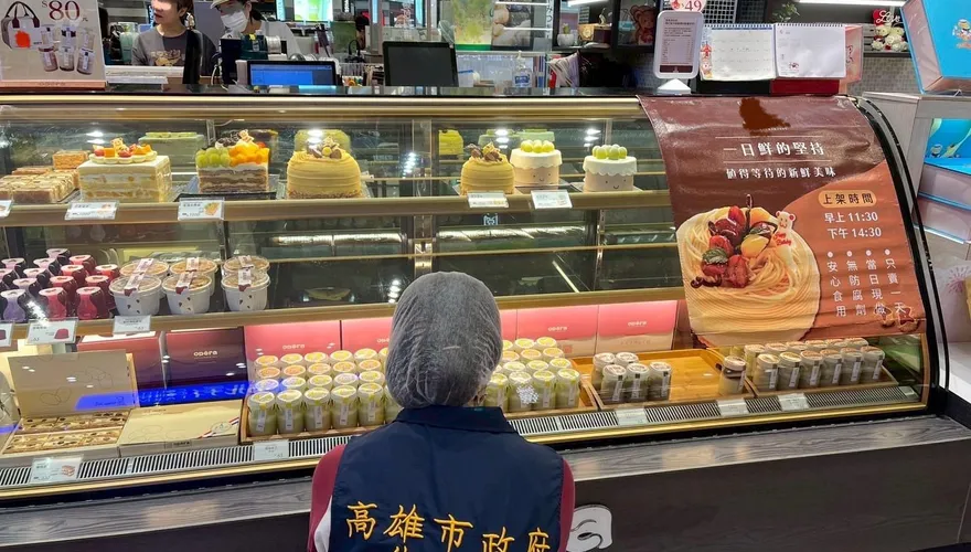 高雄名店蛋糕「冰隔天」吃到活蟑螂！　消費者稱：常溫復活
