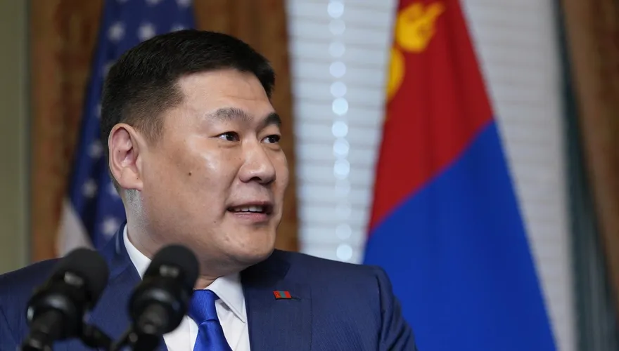 爽搭直升機、戴名貴戒！兒炫富引眾怒　蒙古民眾要求總理下台