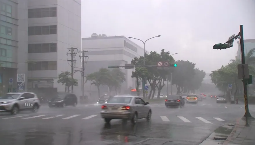 國家警報狂響！大雨特報擴大17縣市　山區暴雨轟新北宜蘭