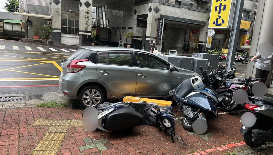 影/高齡肇事女版！台南嬤「暴衝撞8車」變形現場直擊