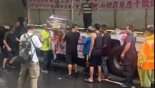 拖吊車業者抬棺圍交通部！　要求全面豁免過磅檢查