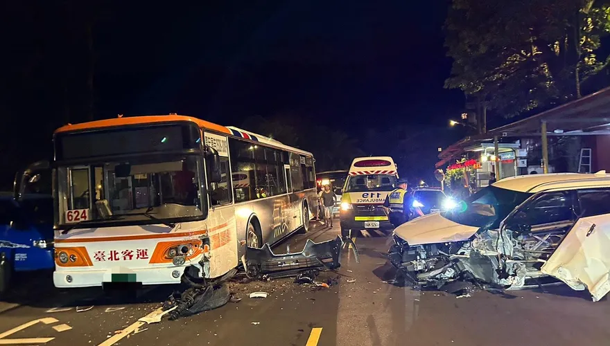 新北公車出事！慘遭昏沉女開車撞擊、「車頭全毀」現場直擊