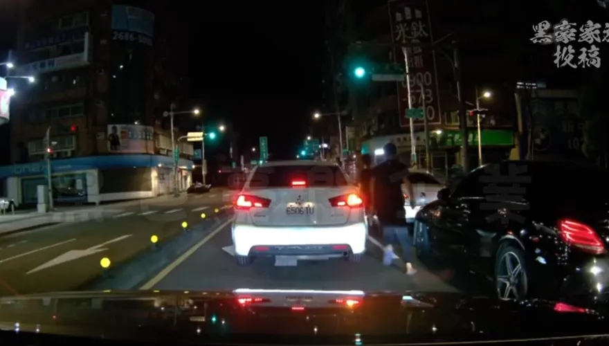 綠燈不走起爭議？賓士男烙同夥下車叫囂　還闖燈追有夠危險
