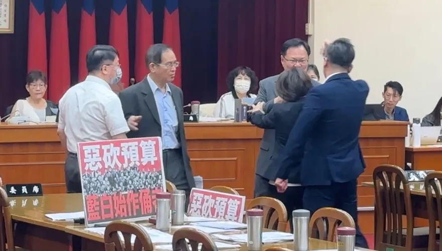 直擊／地方補助款論戰　吳秉叡嗆「違法會議」朝野爆衝突