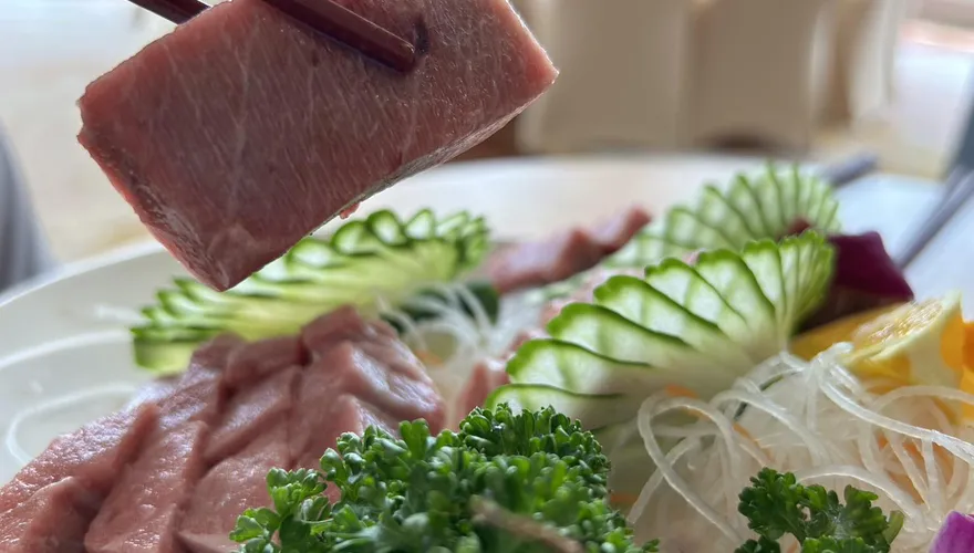 週末開吃！淡水魚市賞「黑鮪魚解體秀」　爽嗑鮮美生魚片