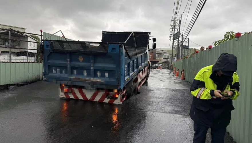 台南安定便道遭掏空！貨車受困「輪胎大」坑洞