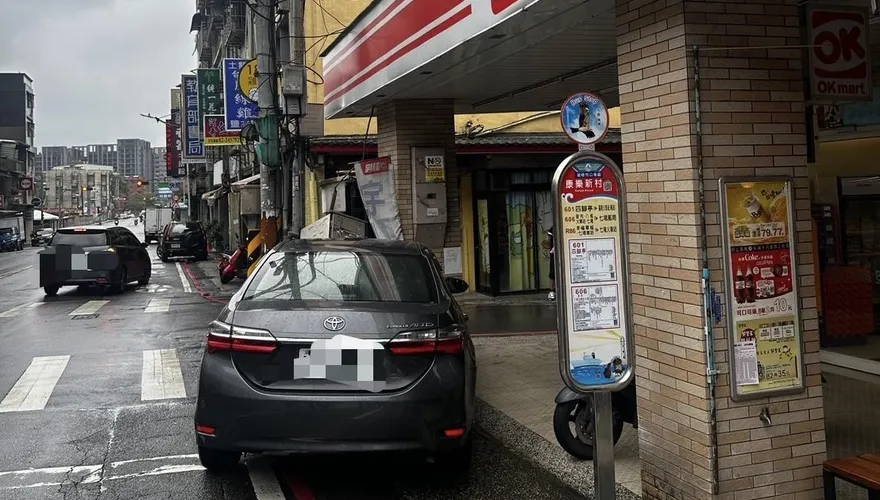 影/基隆轎車暴衝撞斷瓦斯管線　肇事駕駛棄車逃逸