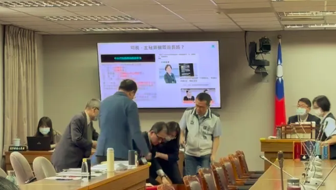 快訊/考試院秘書長劉建忻立院暈倒！主席緊急宣布休息