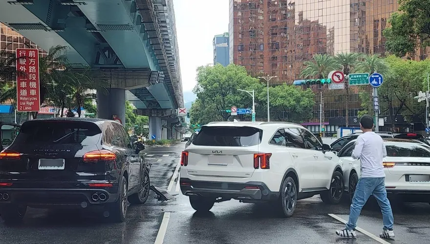 影/打方向燈秒左切！KIA雙擊保時捷　警斷肇責：變換車道不當