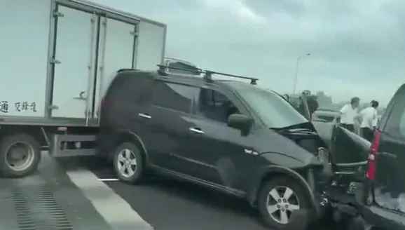 影/國1高架南向50K嚴重車禍　「多車撞成一團」現場慘烈