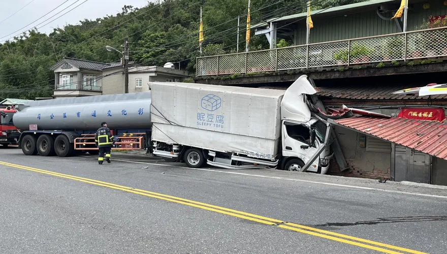 影/台2線石城車站槽罐車撞貨車！雙撞民宅　3傷1受困