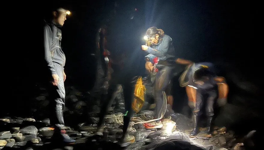 驚險！南投武界溪水暴漲4山友受困　警拉繩索橋救援
