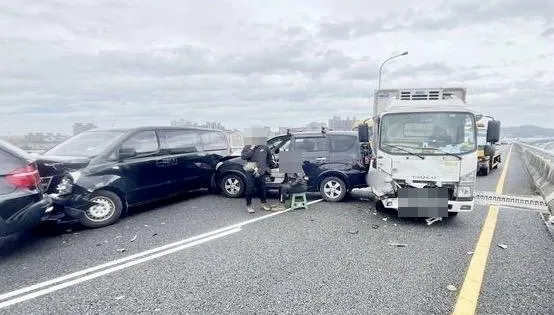 影/國1五楊高架8車連環撞　肇事車未保持安全距離釀禍