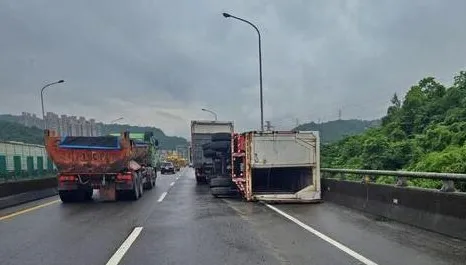 基隆台62線貨櫃車失控側翻　貨物傾瀉散落車道