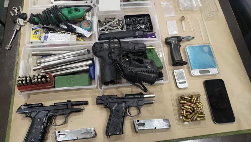 影/毒販住家改裝成槍枝工廠　警攻堅逮人起獲槍毒
