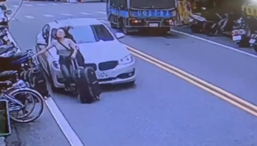 宜蘭街頭驚爆金飾搶案！女子遭汽車衝撞搶奪行李箱　熱心民眾即時制止