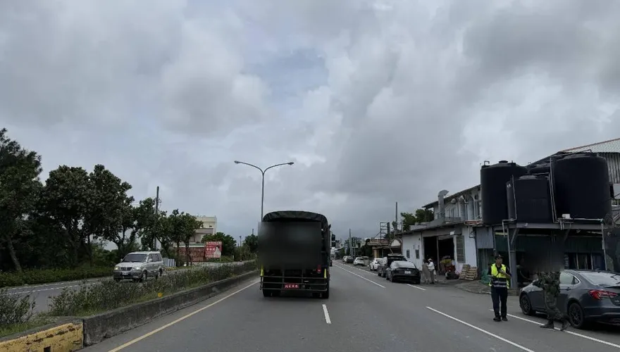路霸式變道！「八軍團軍卡」擦撞特斯拉　驚險瞬間曝光