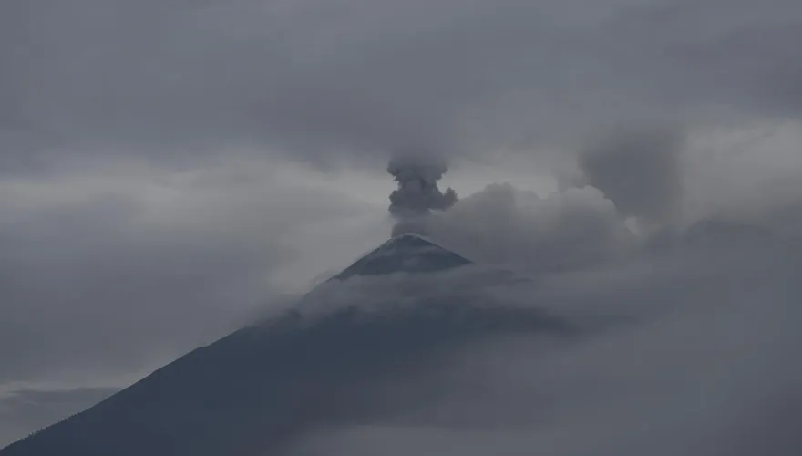 影/震撼！瓜國火山噴發5百人急撤　岩漿狂噴濃煙蔽日