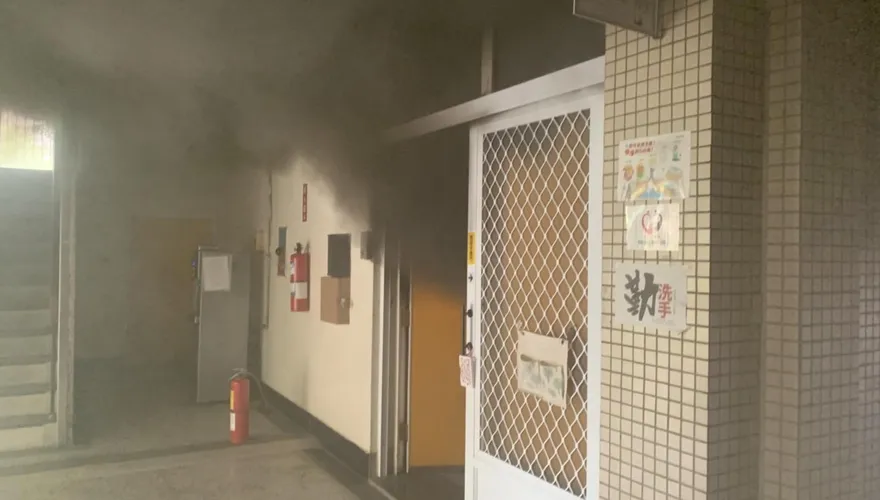 黑煙狂竄！台南啟聰學校冒大火　師生驚慌逃命