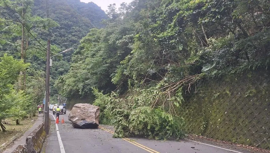烏來山區嚴重坍方意外　巨石崩落占雙線車道