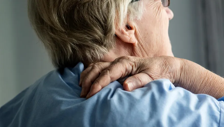 7旬翁「2度腦梗塞」肩頸硬梆梆！血壓、睡眠雙失控