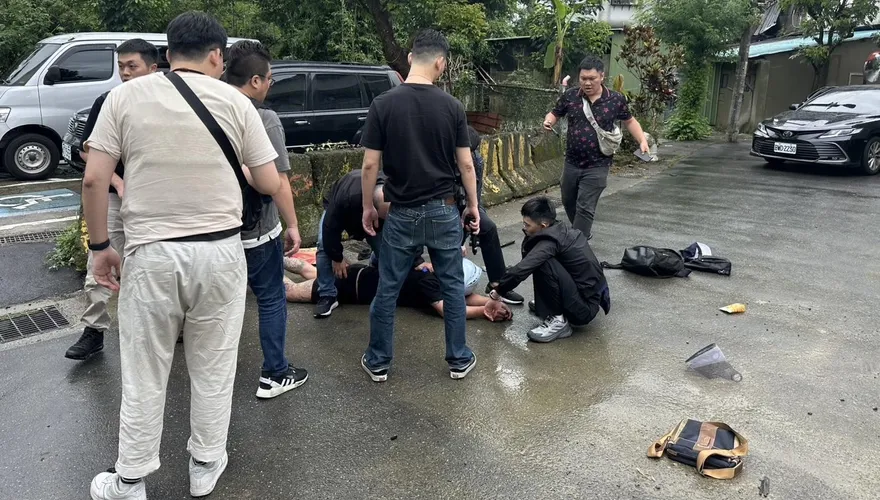 影/亡命毒師躲山區見警掏槍還擊　警搏命壓制奪槍逮人