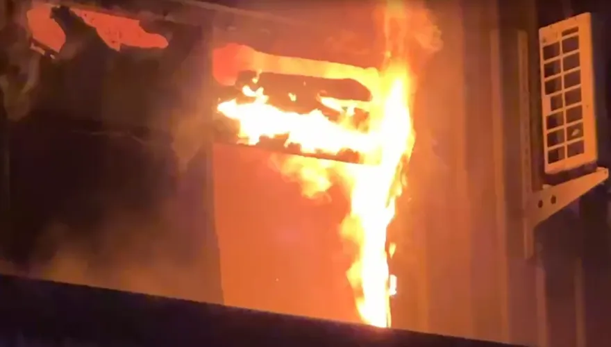 影/台中鐵皮工廠深夜火警！火舌狂竄濃煙滾滾　幸無人傷亡