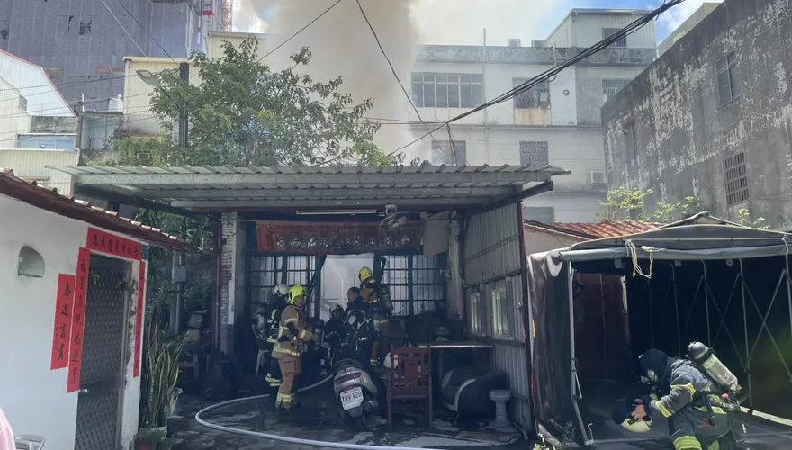 高雄楠梓區火警...全面燃燒！　8旬翁救出命危送醫搶救中