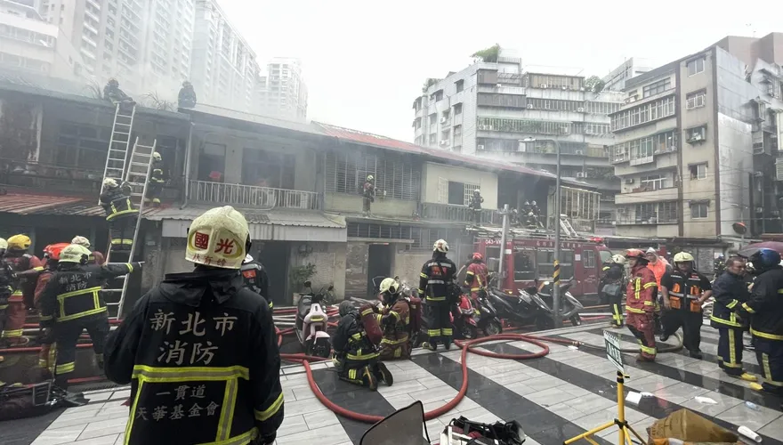 影/新北永和民宅火警！警消疏散29人　火勢延燒6戶