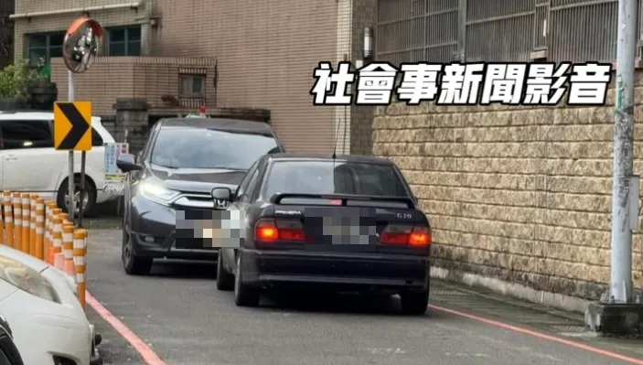 影/死都不讓！中壢窄巷2車「對峙」3小時　大家都不用動