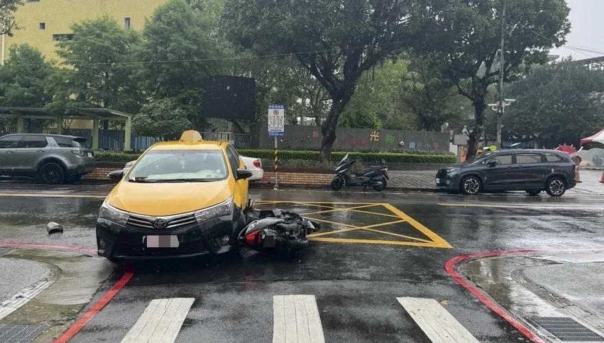 影/三重計程車擦撞機車　騎士噴飛受傷送醫
