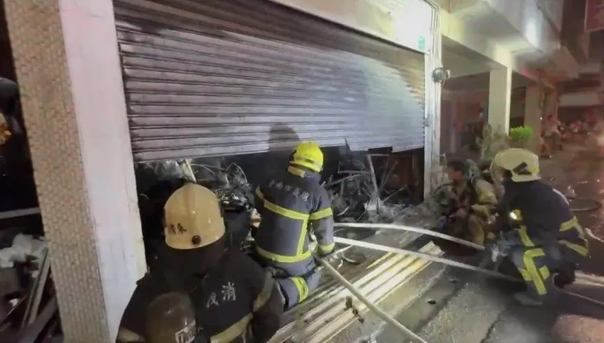 台南新營區爆民宅火警！屋主2樓爬消防梯脫困